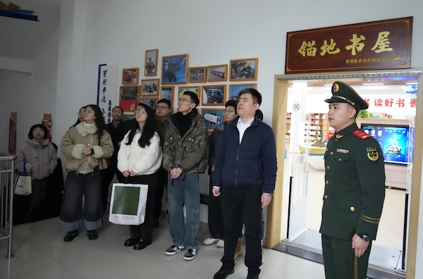 参观书香军营.jpg